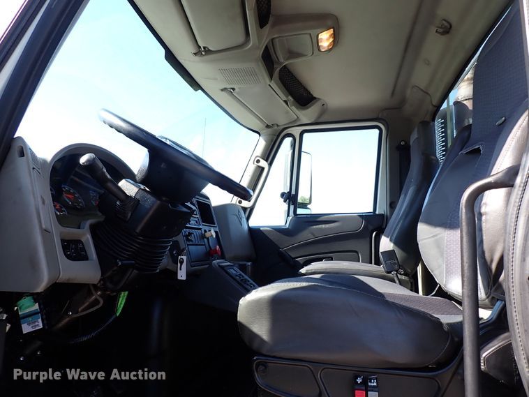 image for item JU9237 2014 International DuraStar 4400  semi truck