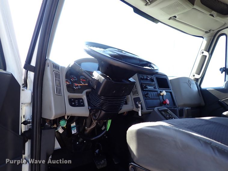 image for item JU9237 2014 International DuraStar 4400  semi truck