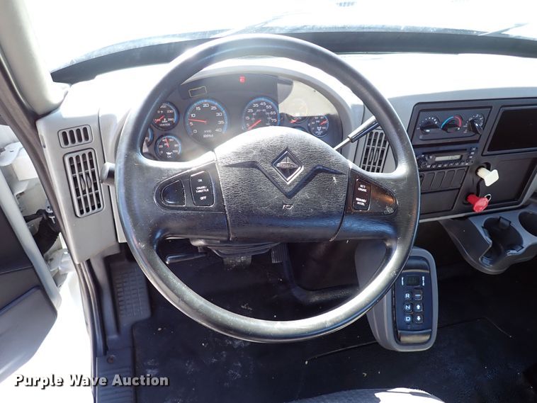 image for item JU9237 2014 International DuraStar 4400  semi truck