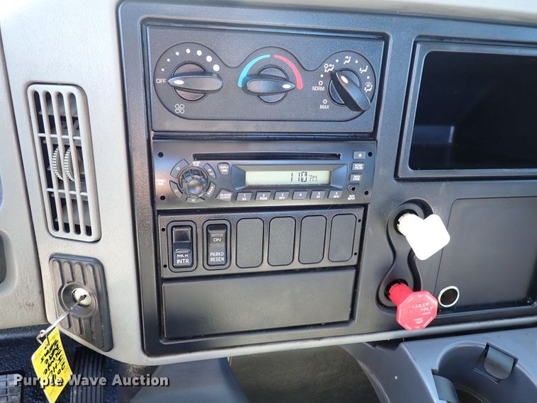 image for item JU9237 2014 International DuraStar 4400  semi truck