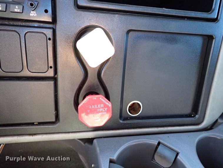 image for item JU9237 2014 International DuraStar 4400  semi truck