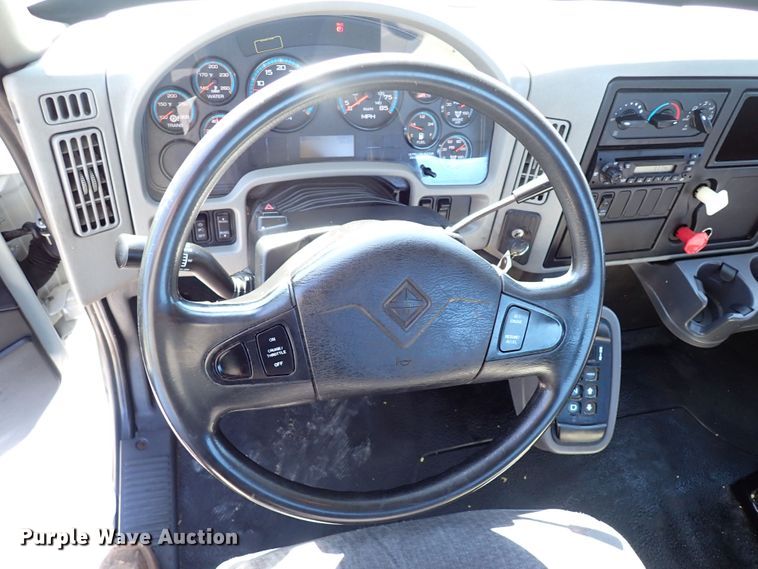 image for item JU9237 2014 International DuraStar 4400  semi truck