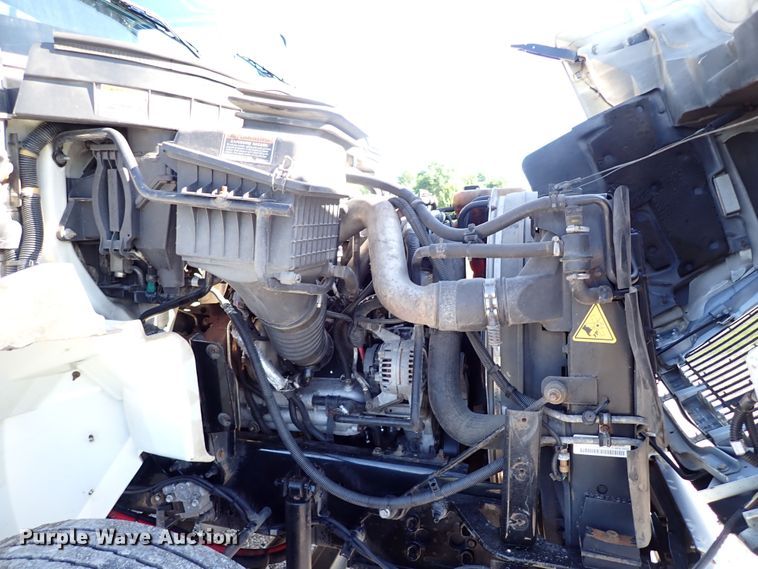 image for item JU9237 2014 International DuraStar 4400  semi truck