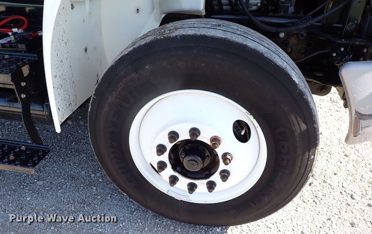 image for item JU9237 2014 International DuraStar 4400  semi truck