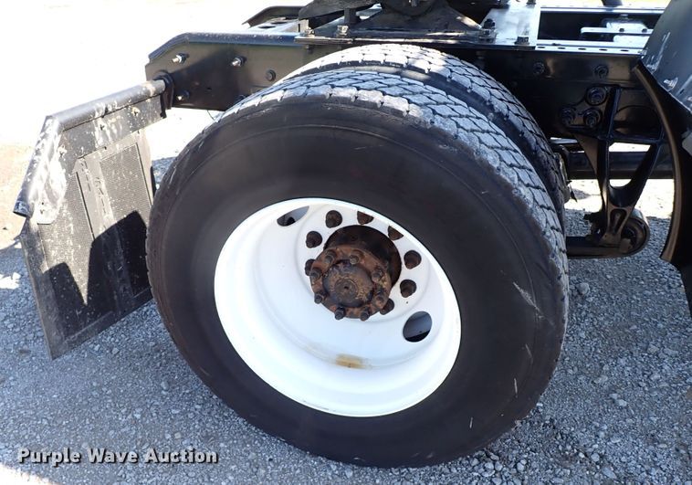 image for item JU9237 2014 International DuraStar 4400  semi truck