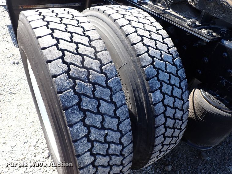 image for item JU9237 2014 International DuraStar 4400  semi truck