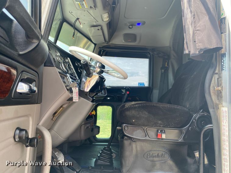 image for item JU9296 2013 Peterbilt 386 semi truck