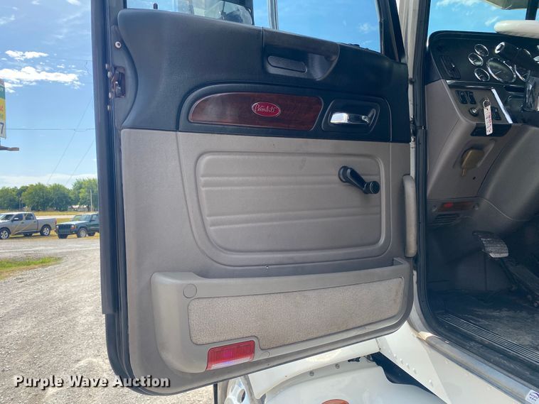 image for item JU9296 2013 Peterbilt 386 semi truck