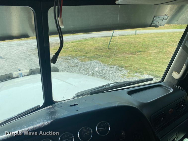 image for item JU9296 2013 Peterbilt 386 semi truck