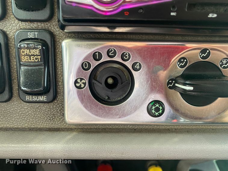 image for item JU9296 2013 Peterbilt 386 semi truck