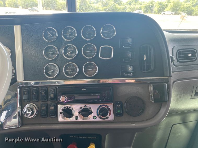 image for item JU9296 2013 Peterbilt 386 semi truck