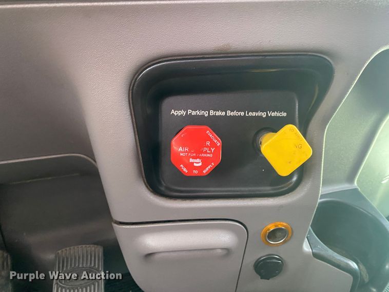 image for item JU9296 2013 Peterbilt 386 semi truck