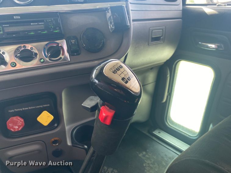 image for item JU9296 2013 Peterbilt 386 semi truck