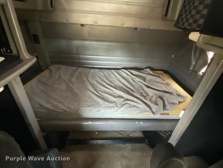 image for item JU9296 2013 Peterbilt 386 semi truck