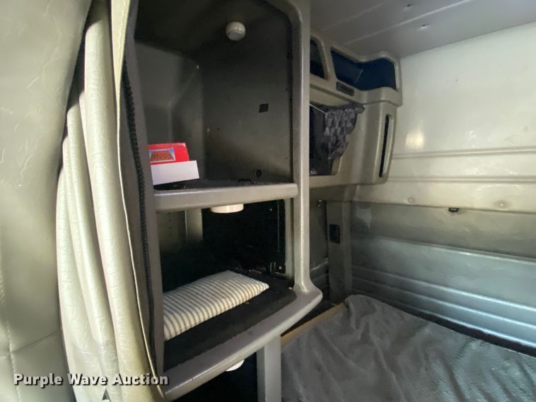 image for item JU9296 2013 Peterbilt 386 semi truck