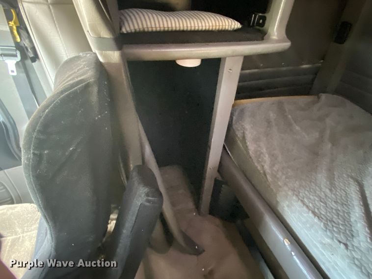 image for item JU9296 2013 Peterbilt 386 semi truck