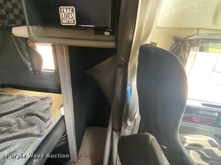 image for item JU9296 2013 Peterbilt 386 semi truck