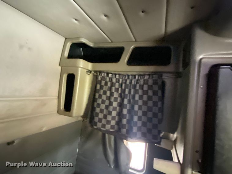 image for item JU9296 2013 Peterbilt 386 semi truck