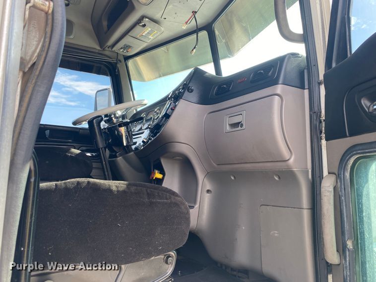 image for item JU9296 2013 Peterbilt 386 semi truck