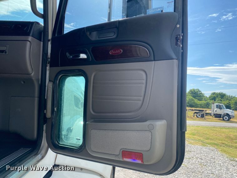 image for item JU9296 2013 Peterbilt 386 semi truck