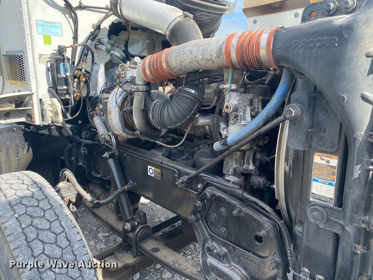 image for item JU9296 2013 Peterbilt 386 semi truck