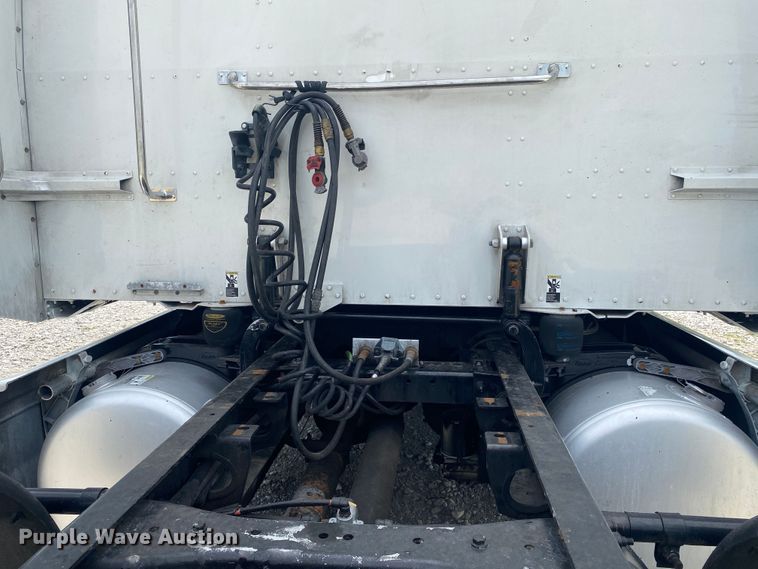 image for item JU9296 2013 Peterbilt 386 semi truck