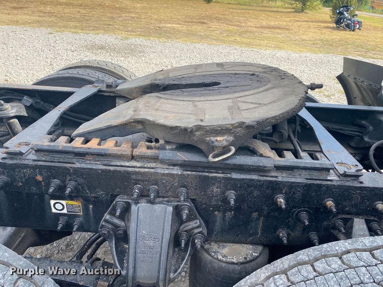 image for item JU9296 2013 Peterbilt 386 semi truck