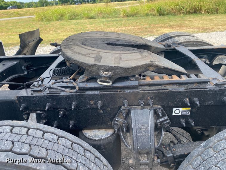 image for item JU9296 2013 Peterbilt 386 semi truck