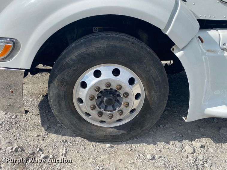 image for item JU9296 2013 Peterbilt 386 semi truck