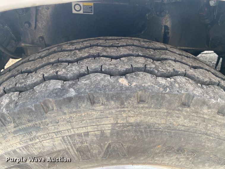 image for item JU9296 2013 Peterbilt 386 semi truck