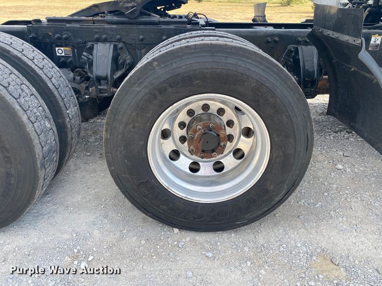 image for item JU9296 2013 Peterbilt 386 semi truck