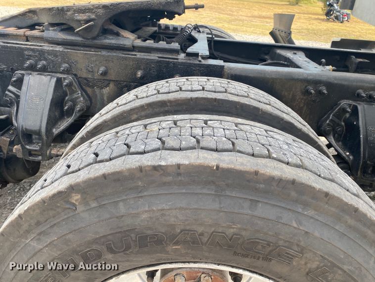 image for item JU9296 2013 Peterbilt 386 semi truck