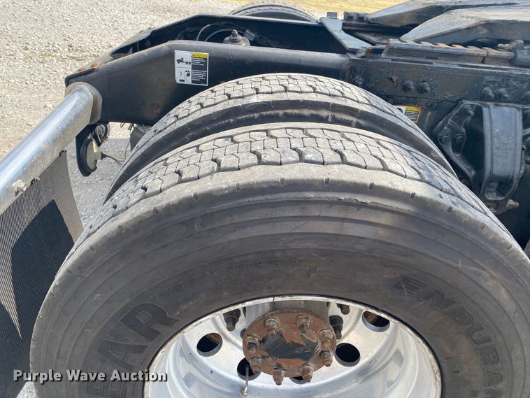 image for item JU9296 2013 Peterbilt 386 semi truck