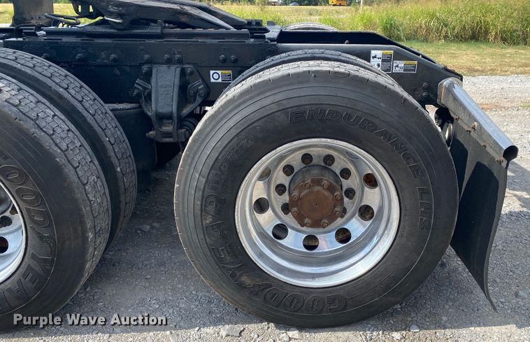 image for item JU9296 2013 Peterbilt 386 semi truck