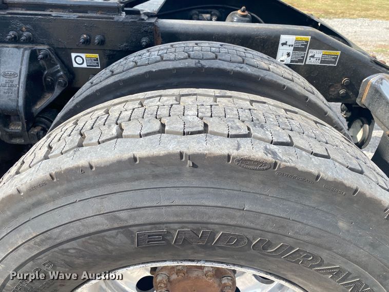 image for item JU9296 2013 Peterbilt 386 semi truck