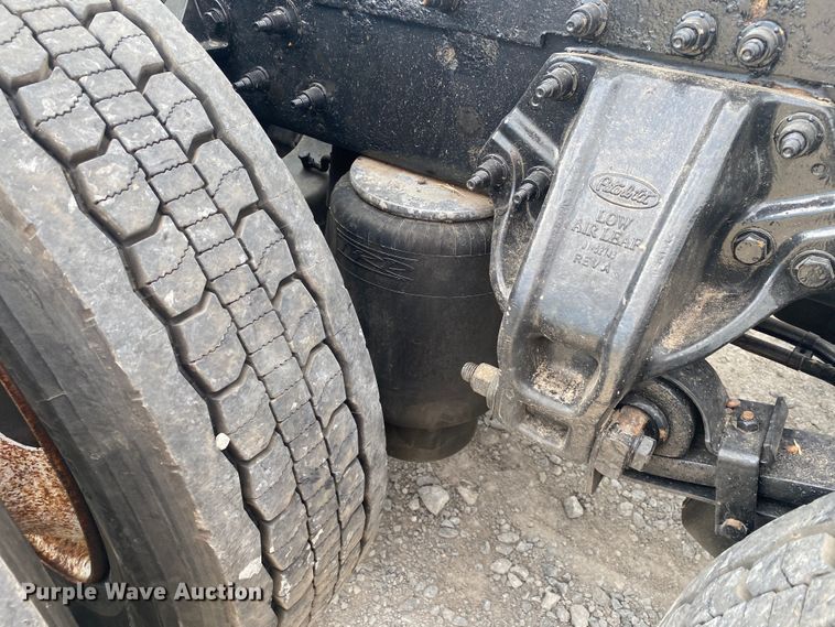 image for item JU9296 2013 Peterbilt 386 semi truck