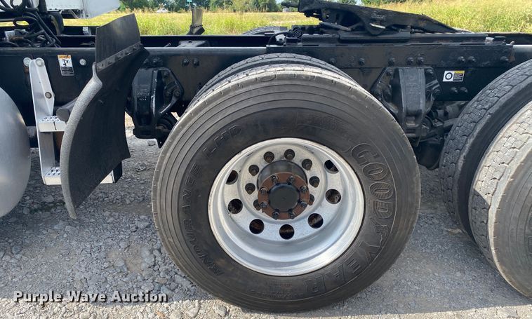 image for item JU9296 2013 Peterbilt 386 semi truck