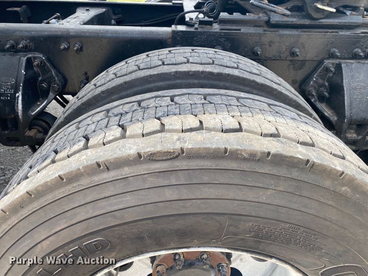 image for item JU9296 2013 Peterbilt 386 semi truck