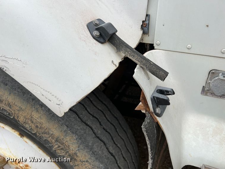 image for item KC9872 1991 International 9400  flatbed truck