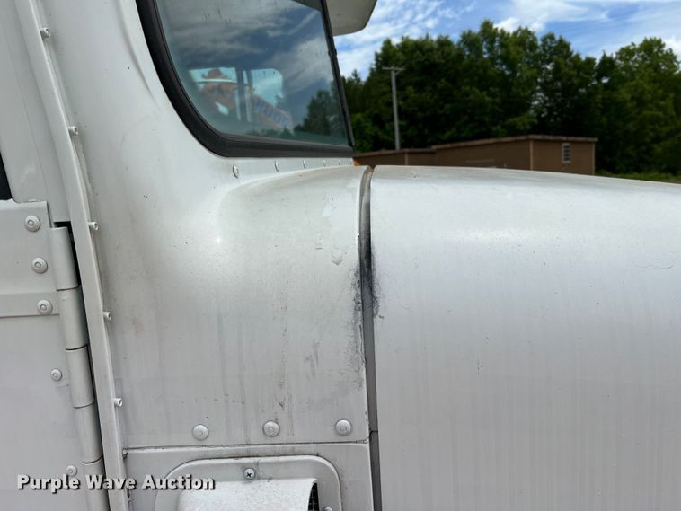 image for item KC9872 1991 International 9400  flatbed truck