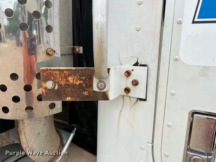 image for item KC9872 1991 International 9400  flatbed truck