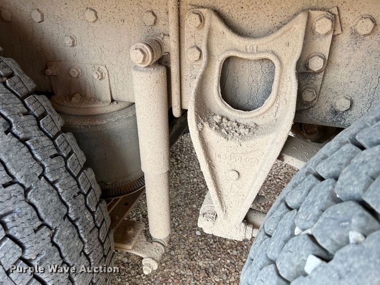 image for item KC9872 1991 International 9400  flatbed truck