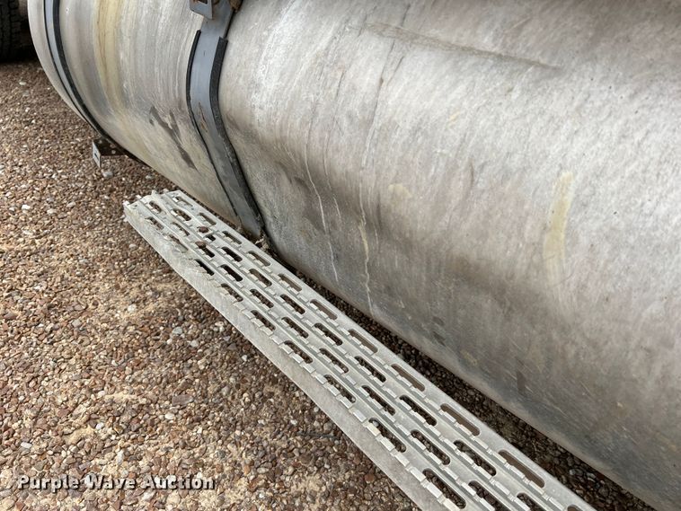 image for item KC9872 1991 International 9400  flatbed truck