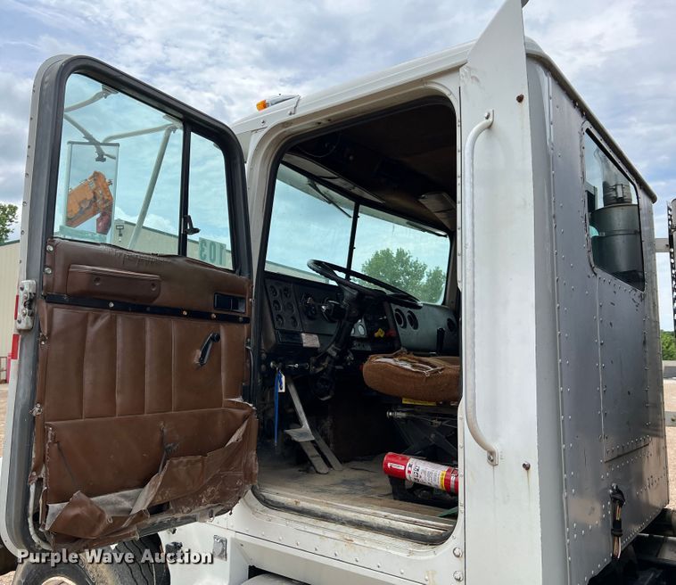 image for item KC9872 1991 International 9400  flatbed truck