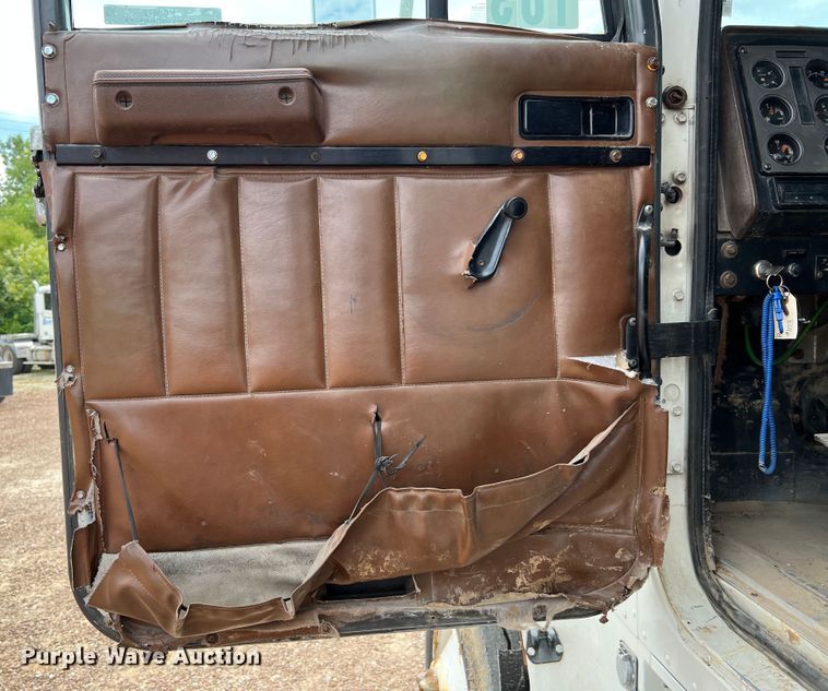 image for item KC9872 1991 International 9400  flatbed truck