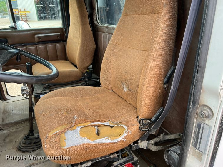 image for item KC9872 1991 International 9400  flatbed truck