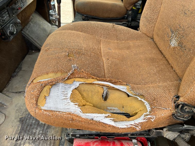 image for item KC9872 1991 International 9400  flatbed truck