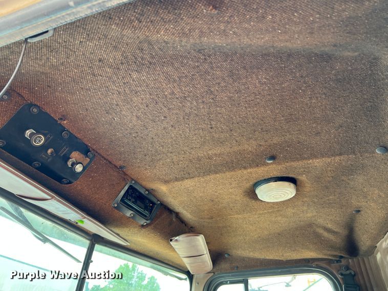 image for item KC9872 1991 International 9400  flatbed truck