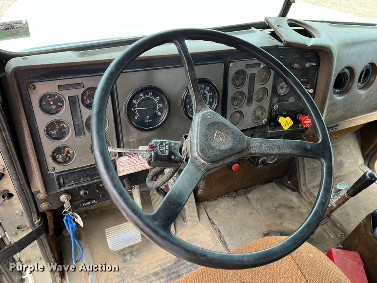 image for item KC9872 1991 International 9400  flatbed truck