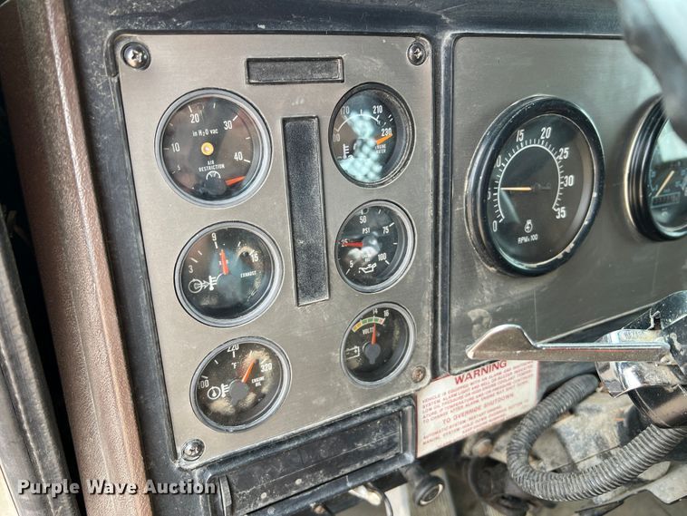 image for item KC9872 1991 International 9400  flatbed truck